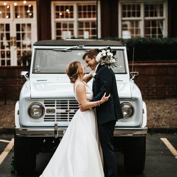Unique Wedding Services: Photo Classic SUVs